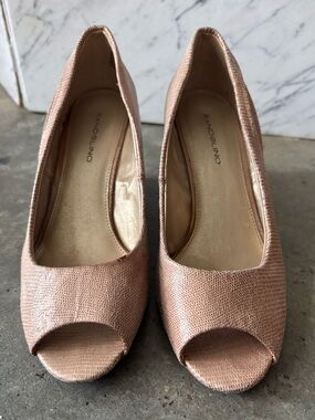 Peep toe Elegant Bandolino wedge heels in nude blush